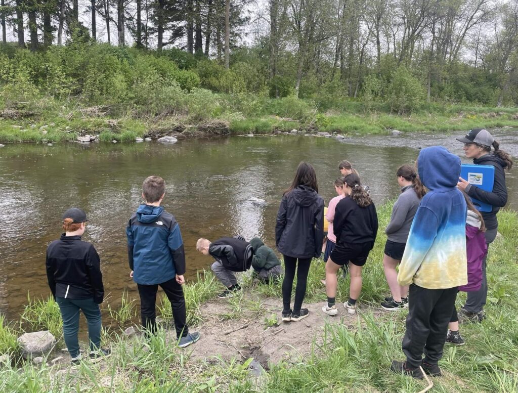 Accompagnés par Véronique Furois d'OBAKIR, des enfants se familiarisent avec une rivière.